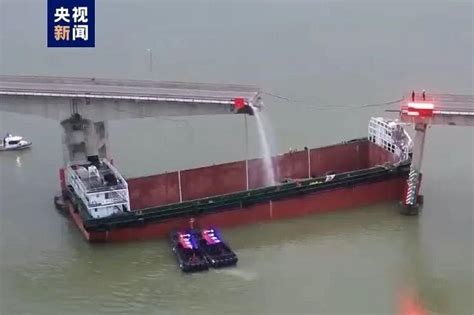 ship hits bridge in china